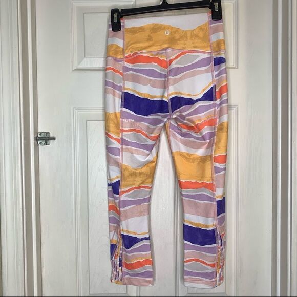 Lululemon Women's True Self Crop Bleacher Stripe White Iris Flower Size 6 - Picture 8 of 8